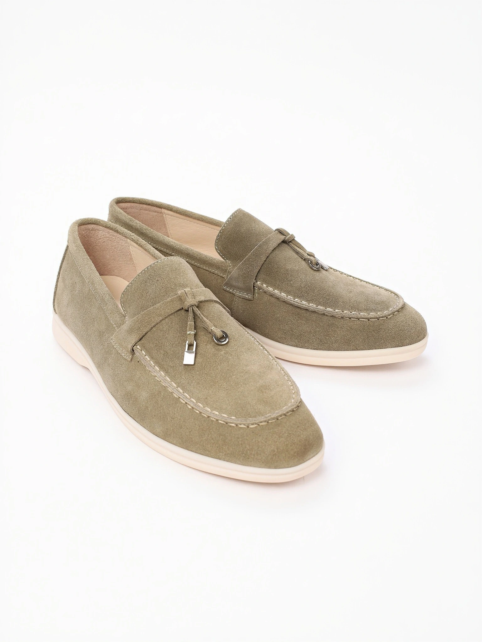 Туфли-лоферы оливкового цвета на низкой подошве